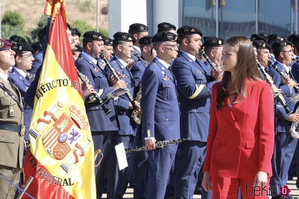 La Princesa Leonor pasando revistas a las tropas en su despedida con honores por su viaje oficial a Portugal