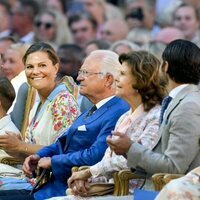 Carlos Gustavo y Silvia de Suecia, Victoria de Suecia y sus hijos y Carlos Felipe de Suecia en el 47 cumpleaños de Victoria de Suecia