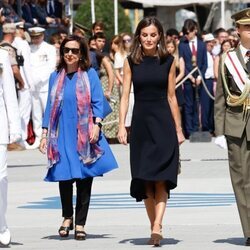 Margarita Robles, la Reina Letizia y la Princesa Leonor con uniforme de gala del Ejército de Tierra en la entrega de Despachos en la Escuela Naval Militar 