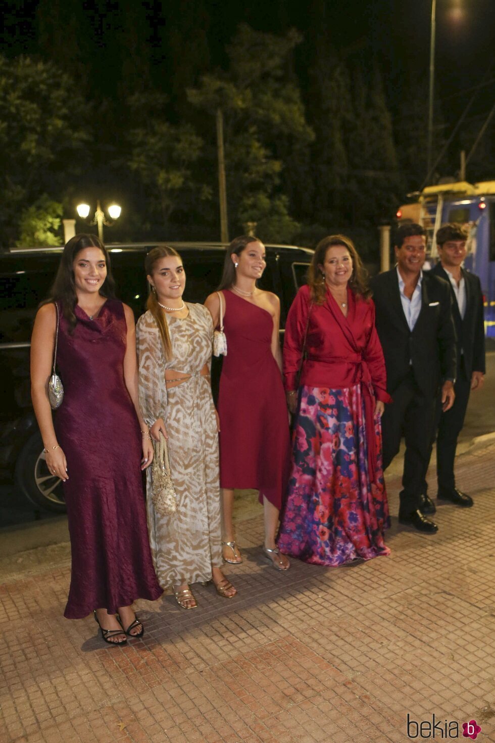 Alexia de Grecia y Carlos Morales y sus hijos en la cena previa a la boda de Theodora de Grecia y Matthew Kumar