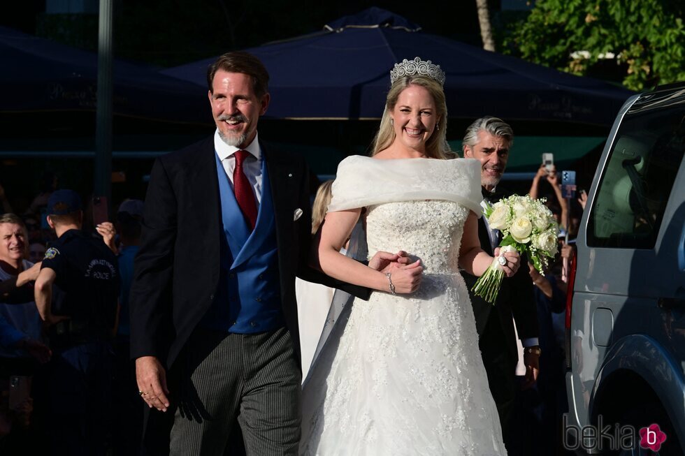 Theodora de Grecia llega del brazo de Pablo de Grecia a su boda con Matthew Kumar