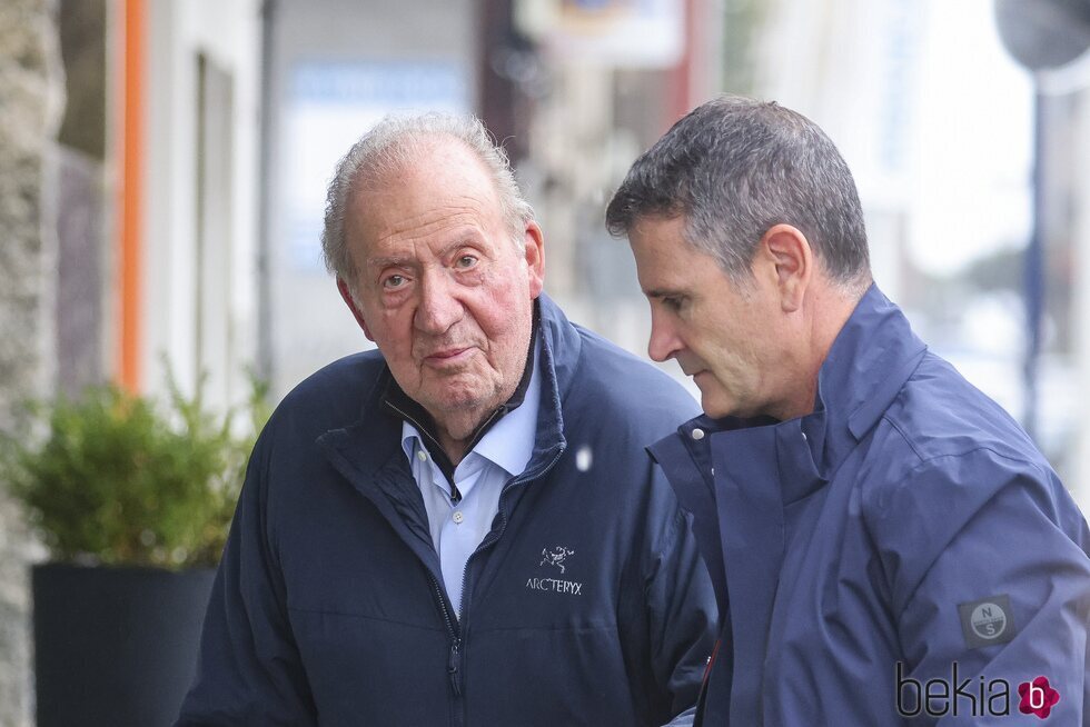 El Rey Juan Carlos y Vicente García-Mochales saliendo a comer en Sanxenxo