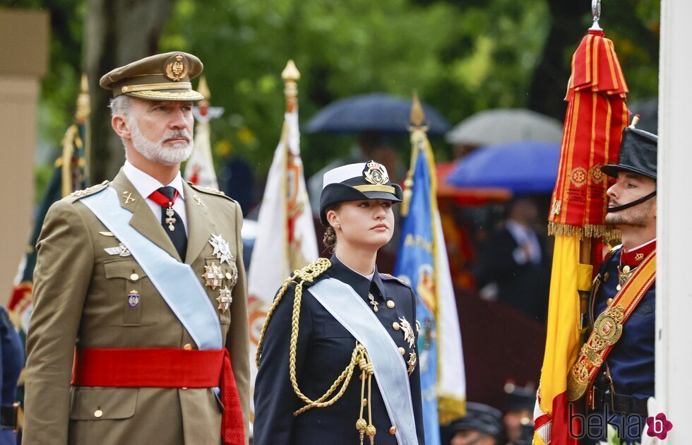 El Rey Felipe y la Princesa Leonor ofreciendo la corona de laurel el Día de la Hispanidad 2024