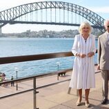 Los Reyes Carlos y Camilla ante el Harbour Bridge de Sydney en su primera visita a Australia como Reyes