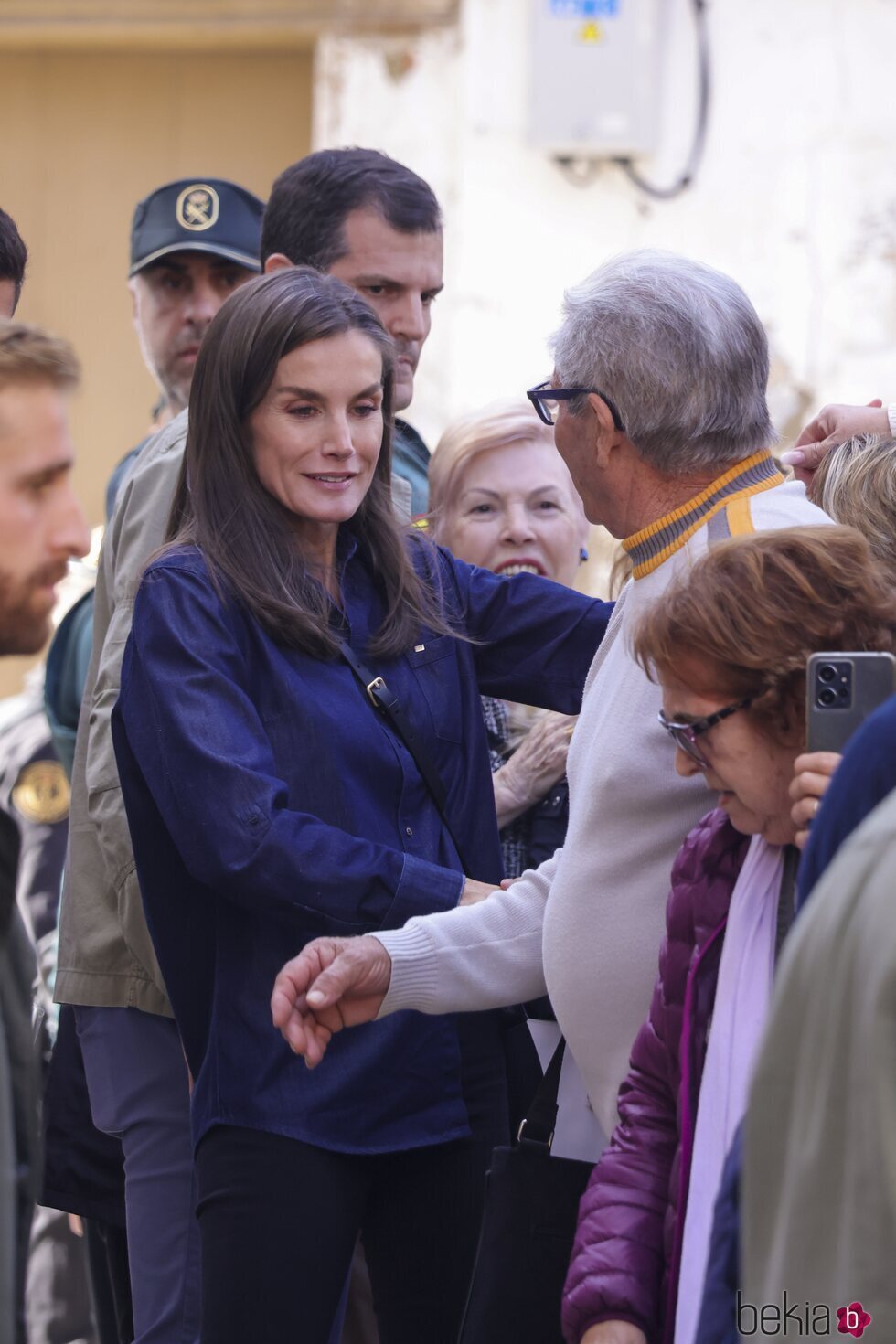 La Reina Letizia saluda a los vecinos de Chiva, en Valencia