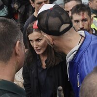 La Reina Letizia con su escolta herido en la visita de Paiporta