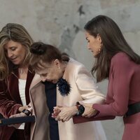 La Reina Letizia ayuda a Gemma Cuervo a bajar las escaleras en la entrega de Medallas a las Bellas Artes 