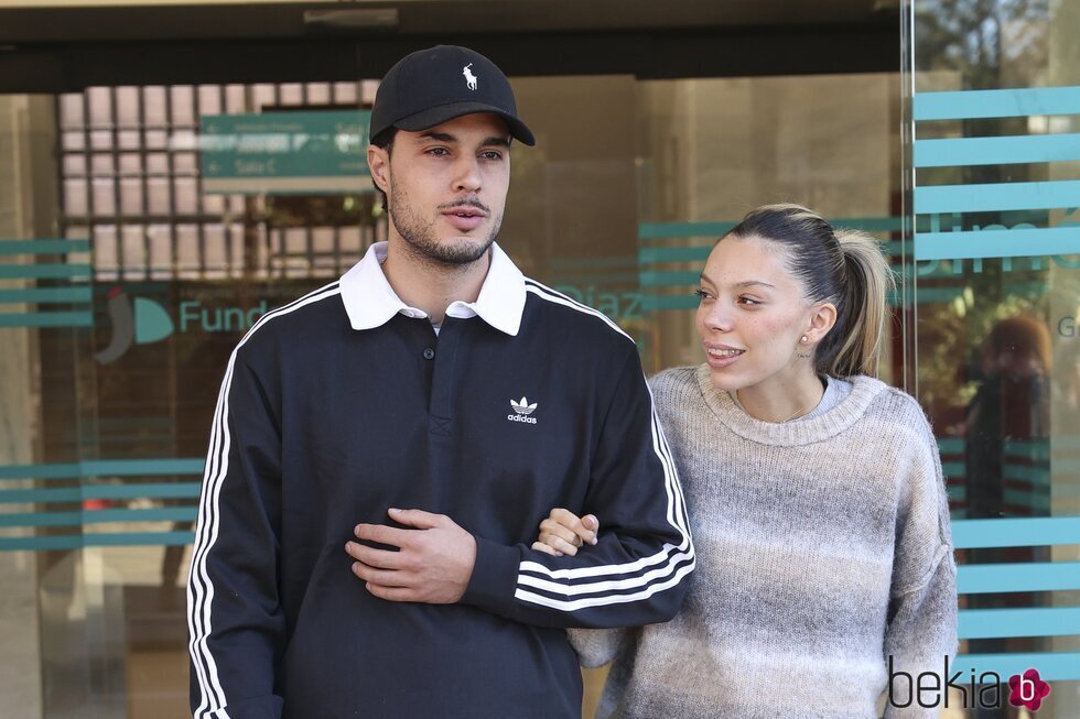 Alejandra Rubio y Carlo Costanzia atienden a la prensa tras haber sido padres