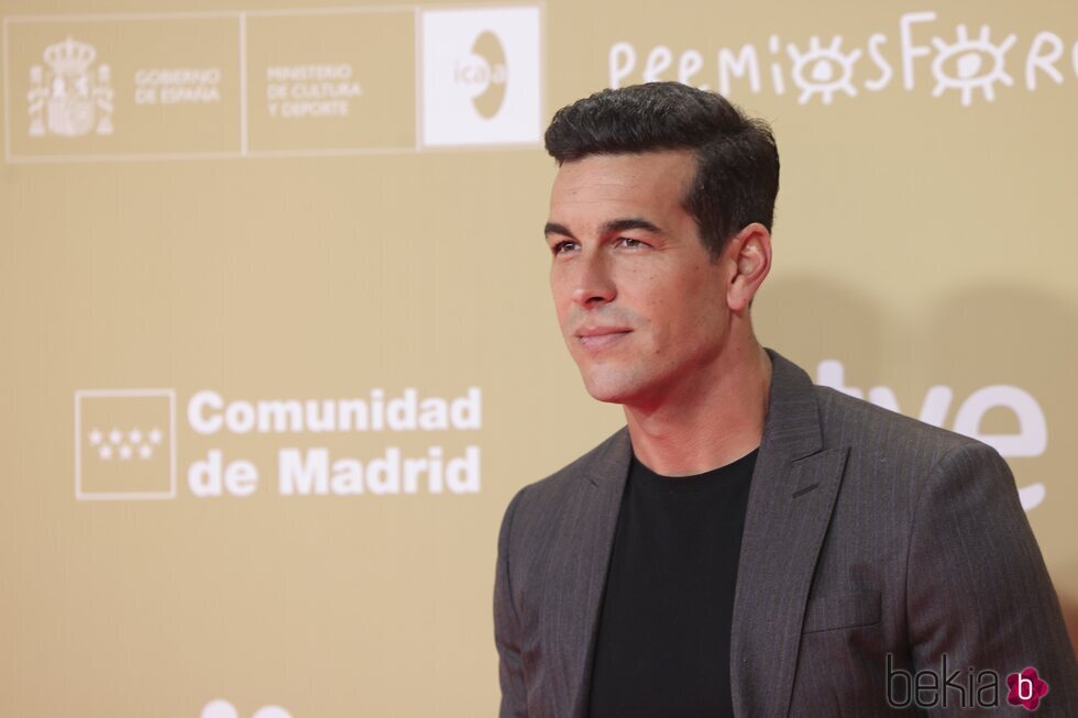 Mario Casas posando en los Premios Forqué 2024