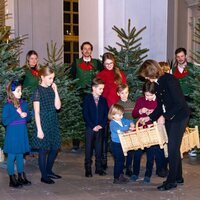 Silvia de Suecia y sus nietos escogiendo adornos navideños en la recogida de árboles de Navidad