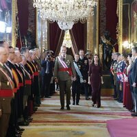 Los Reyes Felipe y Letizia y la Princesa Leonor entrando en el Salón del Trono en la Pascua Militar 2025