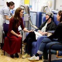 Kate Middleton con una paciente oncológica con un gorro hipotérmico en el Hospital Royal Marsden de Londres