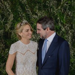Nicolás de Grecia y Chrysi Vardinoyannis se miran enamorados en la foto oficial de su boda