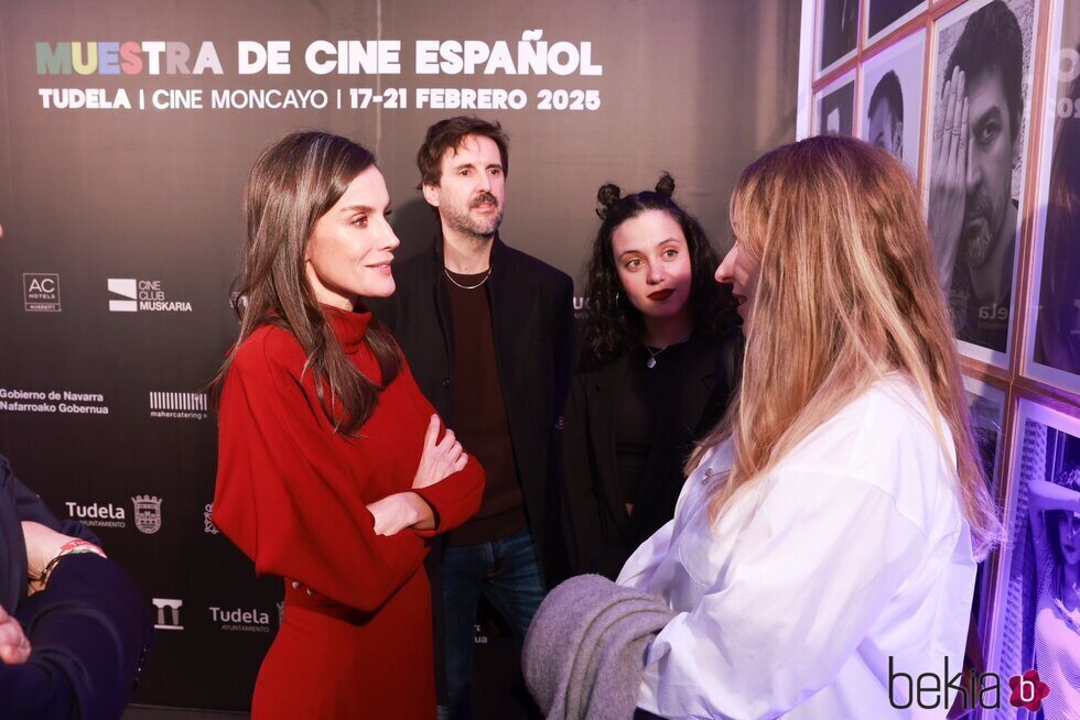 La Reina Letizia hablando con la directora de 'Destellos' en la Muestra de Cine Español de Tudela