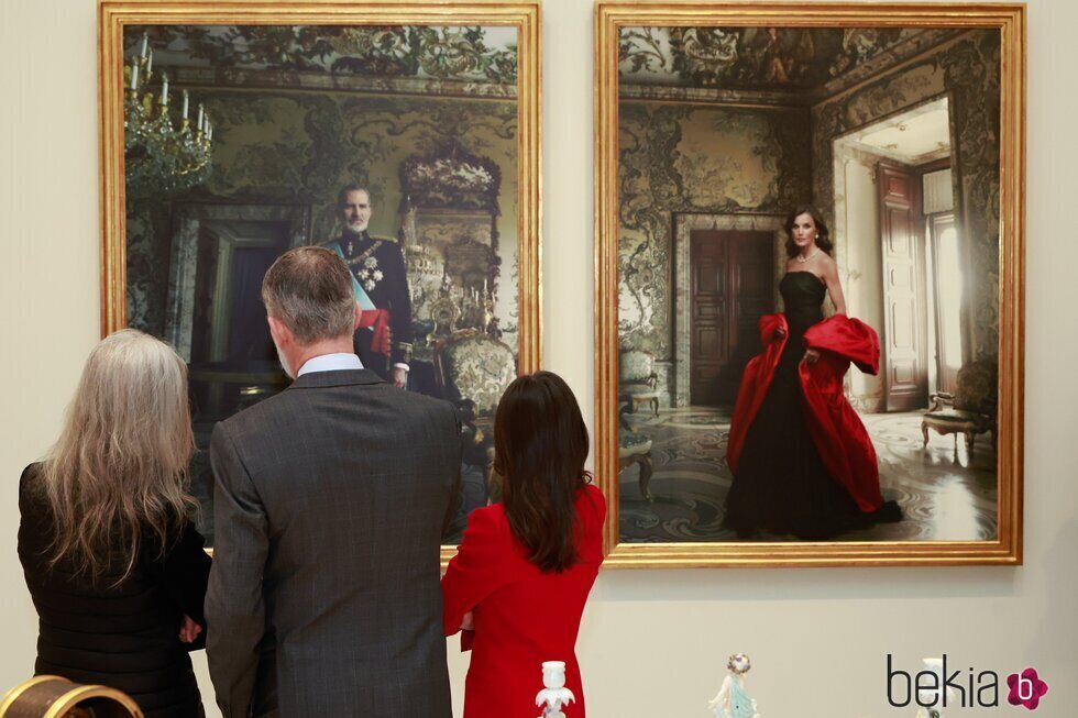 Annie Leibovitz y los Reyes Felipe y Letizia ante sus retratos en el Banco de España