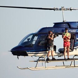 Montoya a punto de saltar del helicóptero en la primera gala de 'Conexión Honduras'