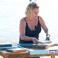 Terelu Campos haciendo un puzzle en 'SV 2025'