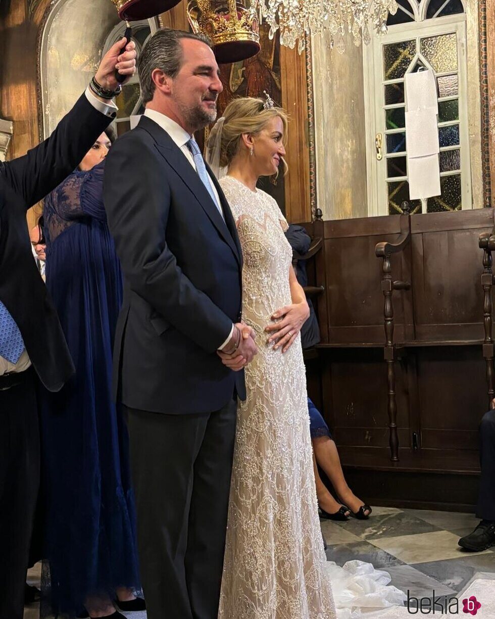 Nicolás de Grecia y Chrysi Vardinoyannis con la mano en el vientre durante su boda