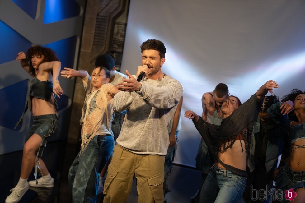Pablo Alborán cantando su single 'Clickbait' durante su visita a 'El Hormiguero'