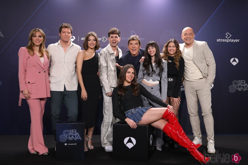 Los concursantes de 'Tu cara me suena 12' posando en el estreno de la edición
