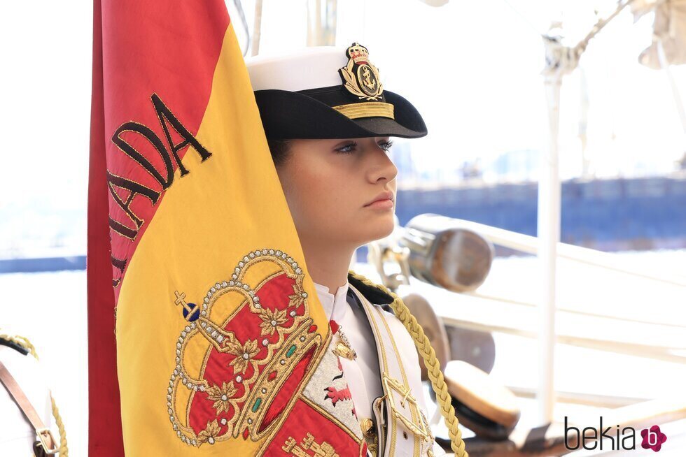 La Princesa Leonor como abanderada en la jura de bandera de españoles residentes en Uruguay en el Elcano en Montevideo