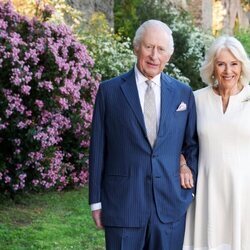 Los Reyes Carlos y Camilla en un posado por su 20 aniversario de boda