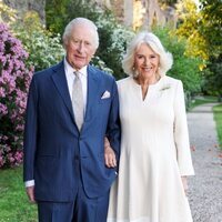 Los Reyes Carlos y Camilla en un posado por su 20 aniversario de boda