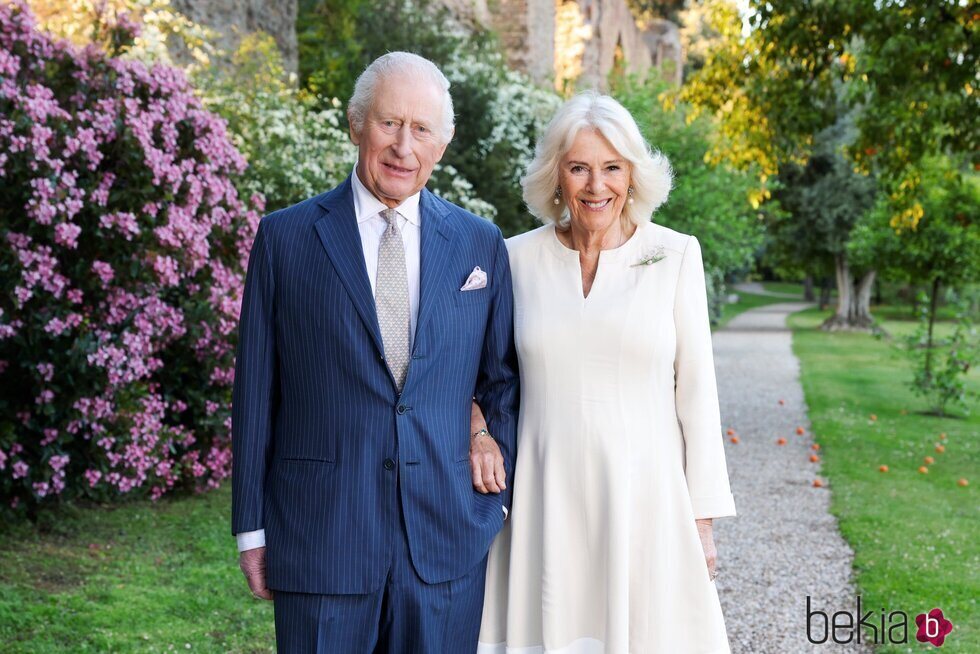 Los Reyes Carlos y Camilla en un posado por su 20 aniversario de boda