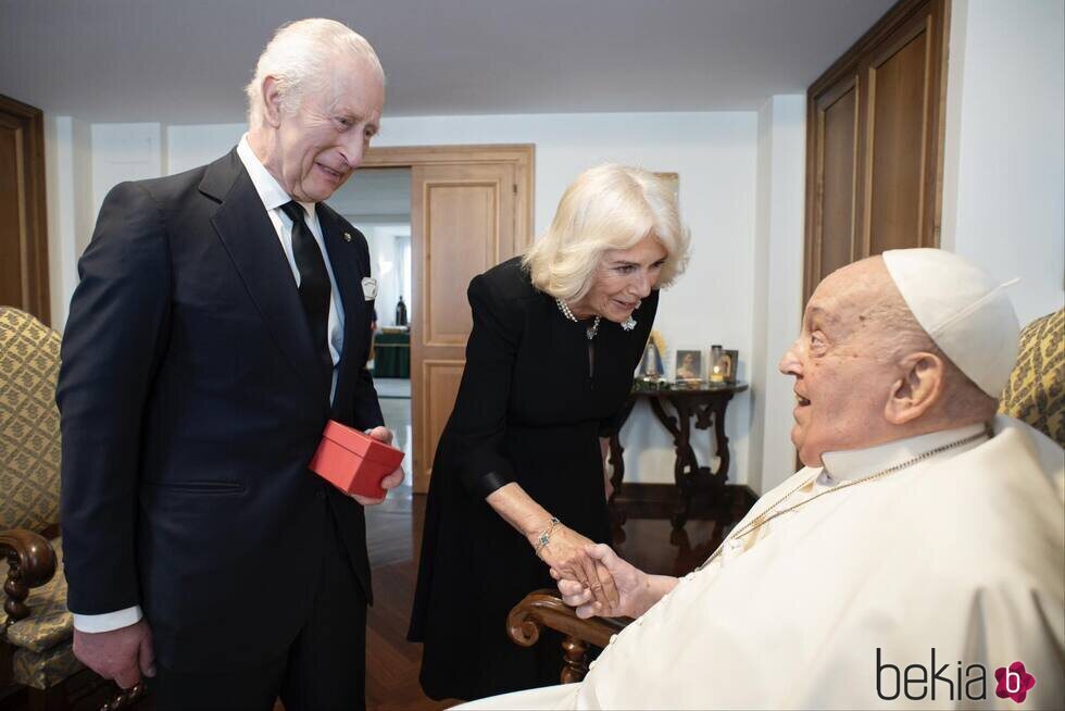 Los Reyes Carlos y Camilla visitan al Papa Francisco en un momento de su Visita de Estado a Italia