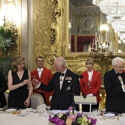 Los Reyes Carlos y Camilla brindando con Sergio Mattarella y su hija Laura en la cena de gala por su Visita de Estado a Italia
