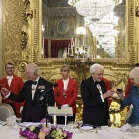 Los Reyes Carlos y Camilla brindando con Sergio Mattarella y su hija Laura en la cena de gala por su Visita de Estado a Italia