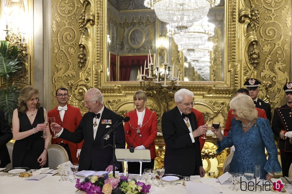 Los Reyes Carlos y Camilla brindando con Sergio Mattarella y su hija Laura en la cena de gala por su Visita de Estado a Italia
