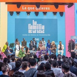 Presentadores y colaboradores en la presentación de 'La familia de la tele'