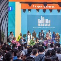 Presentadores y colaboradores en la presentación de 'La familia de la tele'