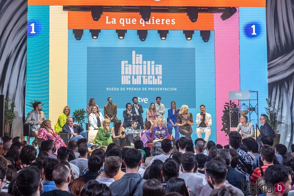 Presentadores y colaboradores en la presentación de 'La familia de la tele'