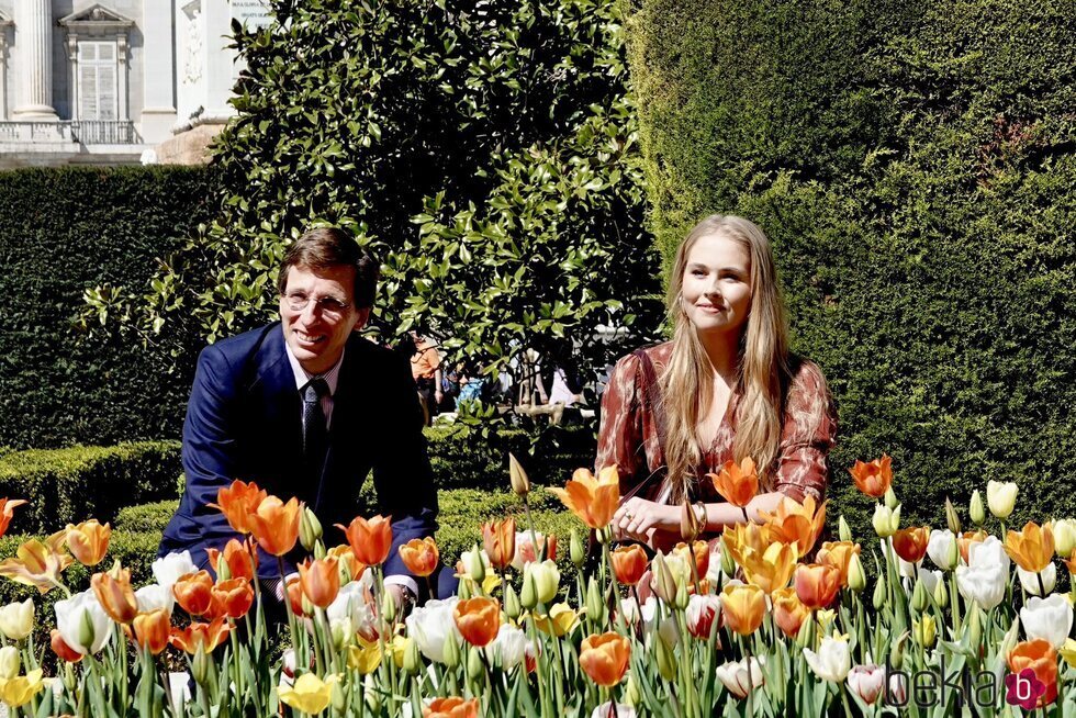 Almeida y Amalia de Holanda en la inauguración de un jardín de tulipanes en Madrid
