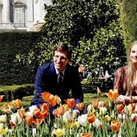 Almeida y Amalia de Holanda en la inauguración de un jardín de tulipanes en Madrid