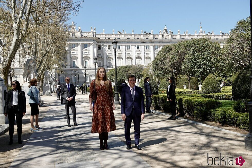 Amalia de Holanda y el Alcalde de Madrid en la Plaza de Oriente para la inauguración del jardín de tulipanes regalado por Amalia de Holanda