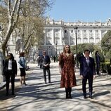 Amalia de Holanda y el Alcalde de Madrid en la Plaza de Oriente para la inauguración del jardín de tulipanes regalado por Amalia de Holanda