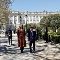 Amalia de Holanda y el Alcalde de Madrid en la Plaza de Oriente para la inauguración del jardín de tulipanes regalado por Amalia de Holanda