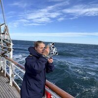 La Princesa Leonor con un sextante durante su crucero de instrucción en el Juan Sebastián de Elcano
