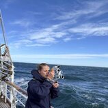 La Princesa Leonor con un sextante durante su crucero de instrucción en el Juan Sebastián de Elcano