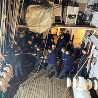 La Princesa Leonor realizando maniobras nocturnas con sus compañeros en el Elcano
