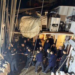 La Princesa Leonor realizando maniobras nocturnas con sus compañeros en el Elcano