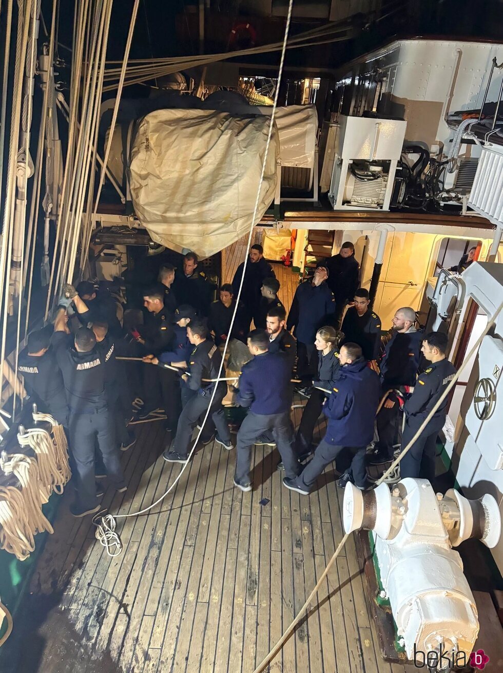 La Princesa Leonor realizando maniobras nocturnas con sus compañeros en el Elcano