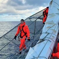 La Princesa Leonor con un mono para protegerse de las bajas temperaturas en el Elcano