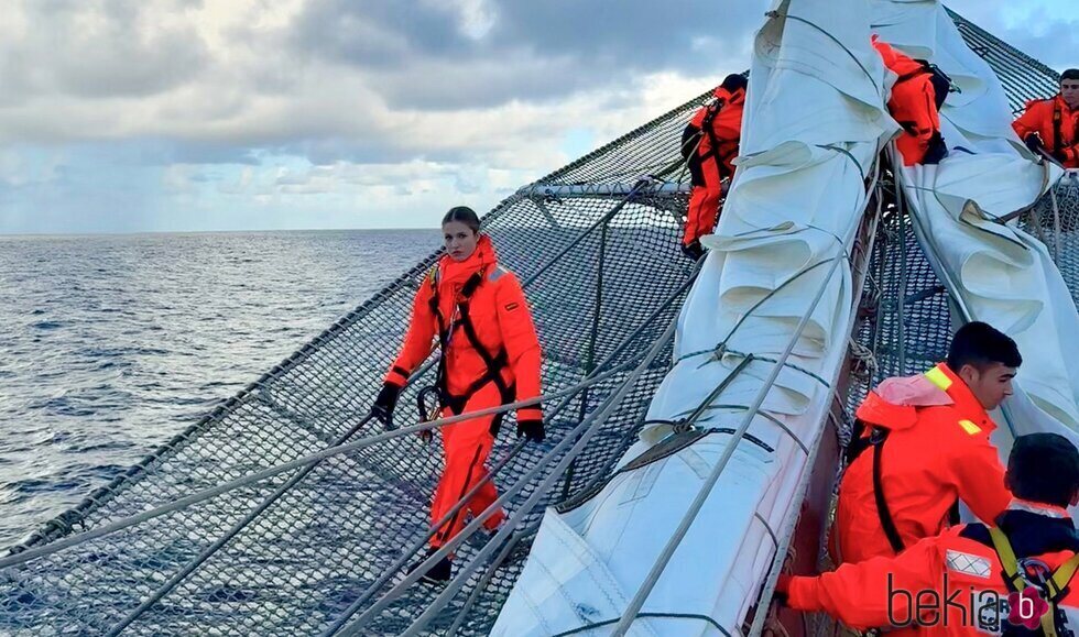 La Princesa Leonor con un mono para protegerse de las bajas temperaturas en el Elcano