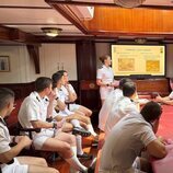 La Princesa Leonor y sus compañeros en una presentación en el Elcano