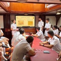 La Princesa Leonor y sus compañeros en una presentación en el Elcano