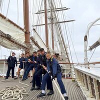 La Princesa Leonor tirando de una cuerda junto a sus compañeros en el Juan Sebastián de Elcano